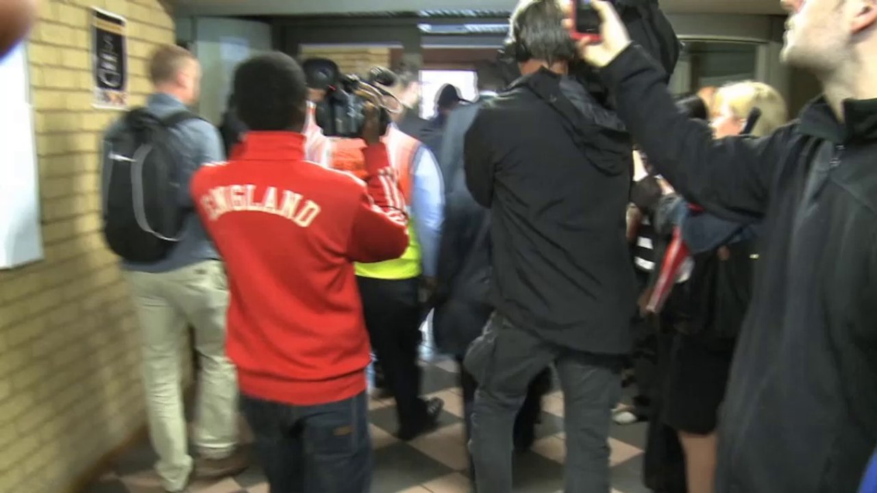 Pistorius vomits at graphic Steenkamp photos