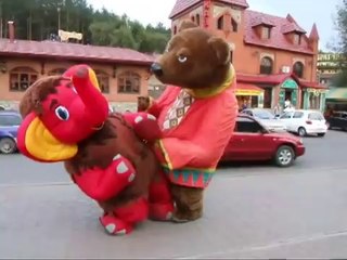 Combat de mascottes : Éléphant vs Ours