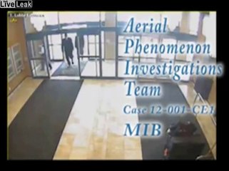 Les hommes en noir entrent dans l'hôtel ?