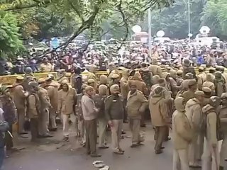 Aam Aadmi Party:Lathi Charge by Delhi Police at Rail Bhawan