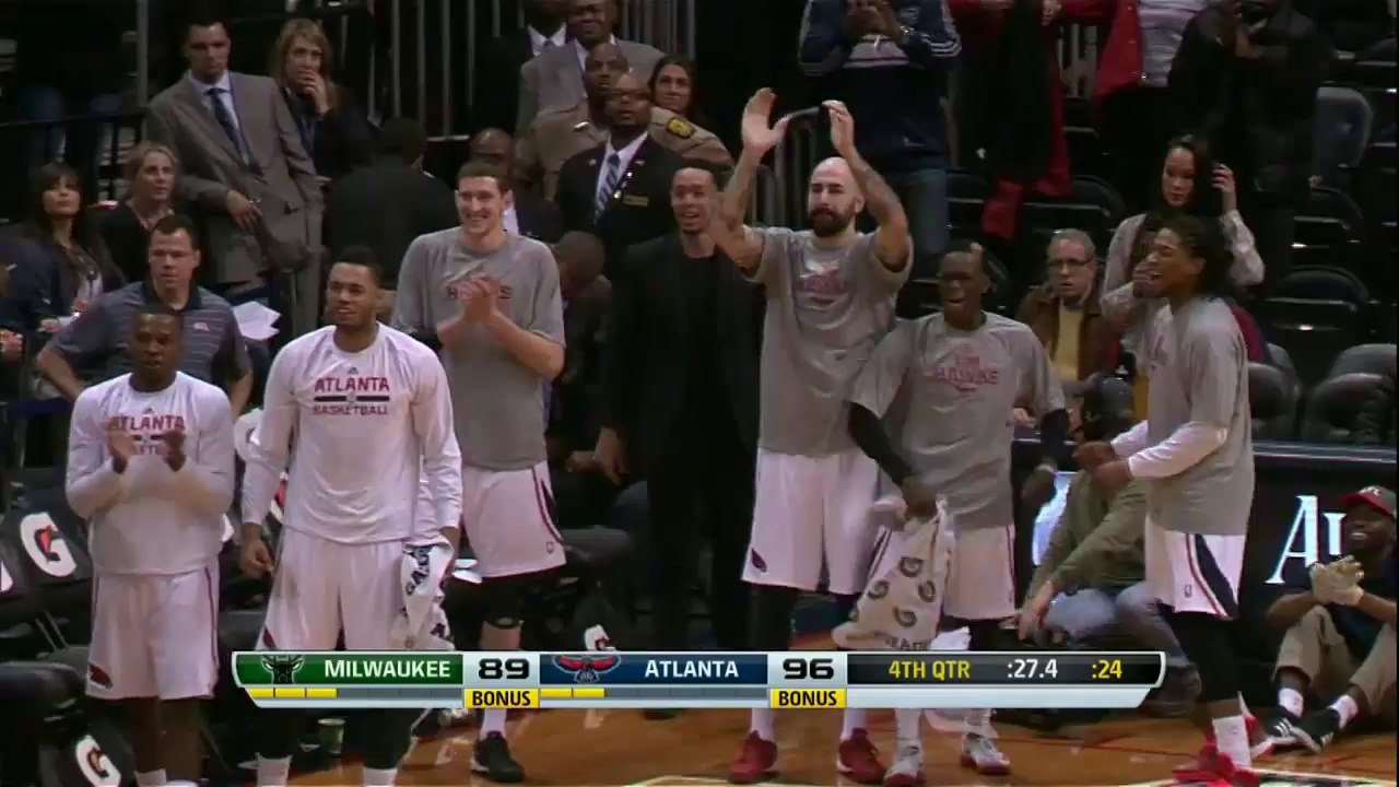 Jeff Teague claque un superbe tomahawk dans la défense des Bucks