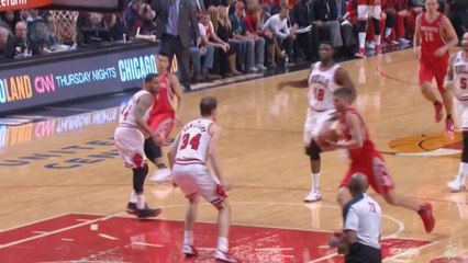 Mike Dunleavy sort du terrain, l'arcade en sang