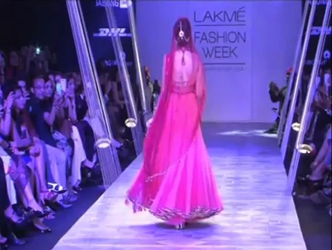 LFW : Jacqueline Fernandez walks for Tarun Tahiliani - IANS India Videos
