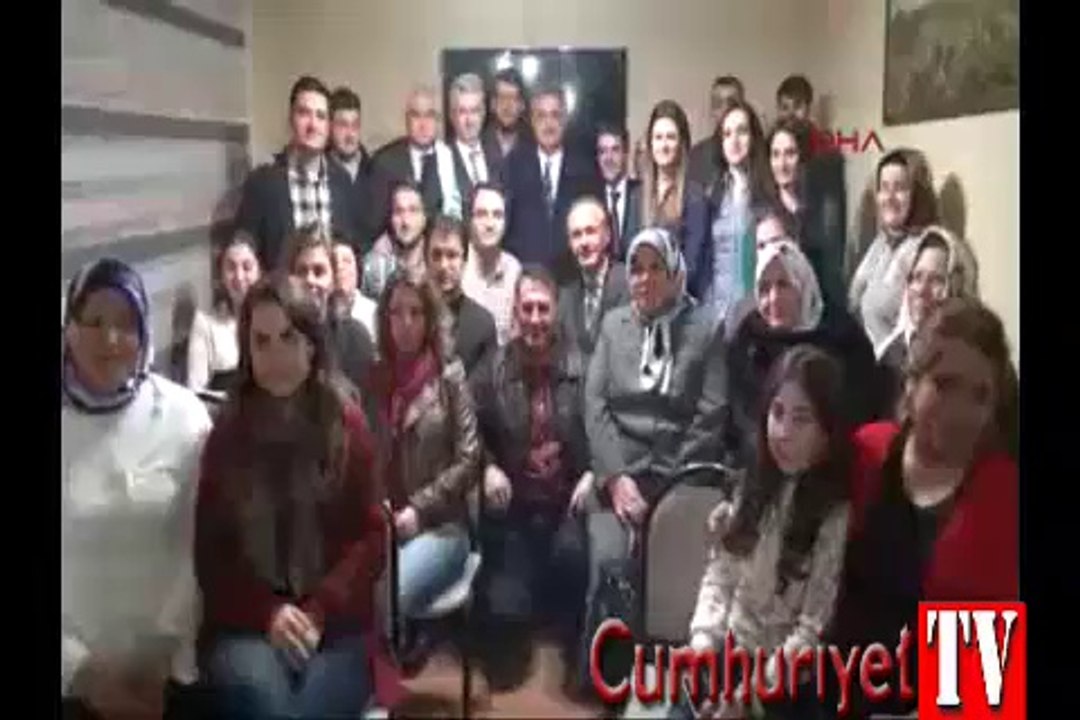 Bakan Yazıcı önce paraları saydı, sonra horon tepti