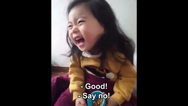 Une maman essaie de donner une leçon à sa fille... qui mange des cookies et ne l'écoute pas!