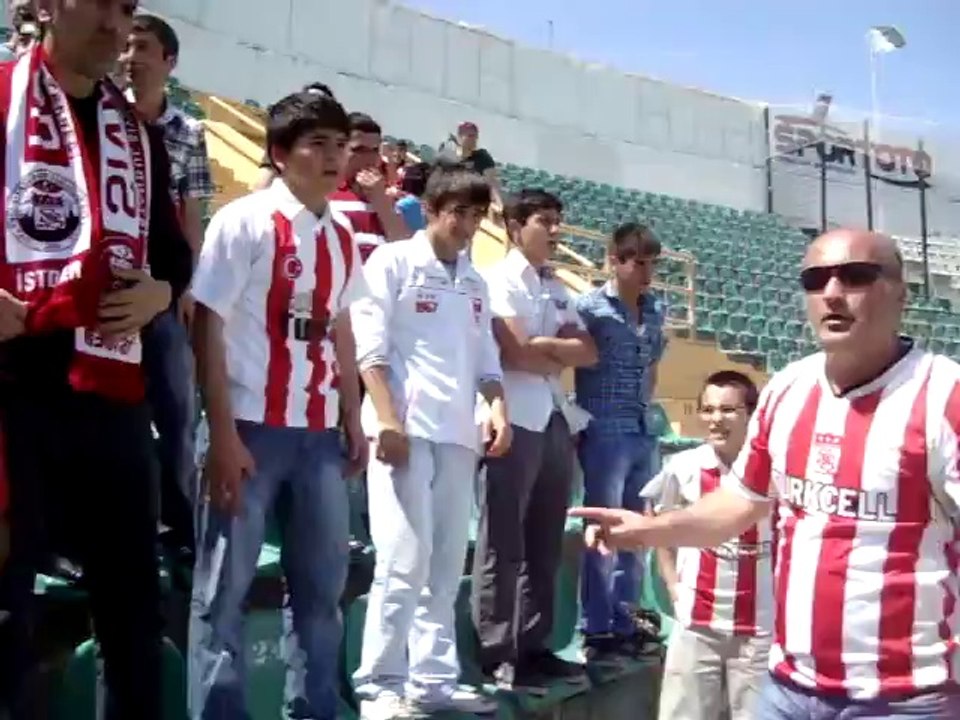 Sivasspor taraftarı Bursa'da takımı çağırıyor