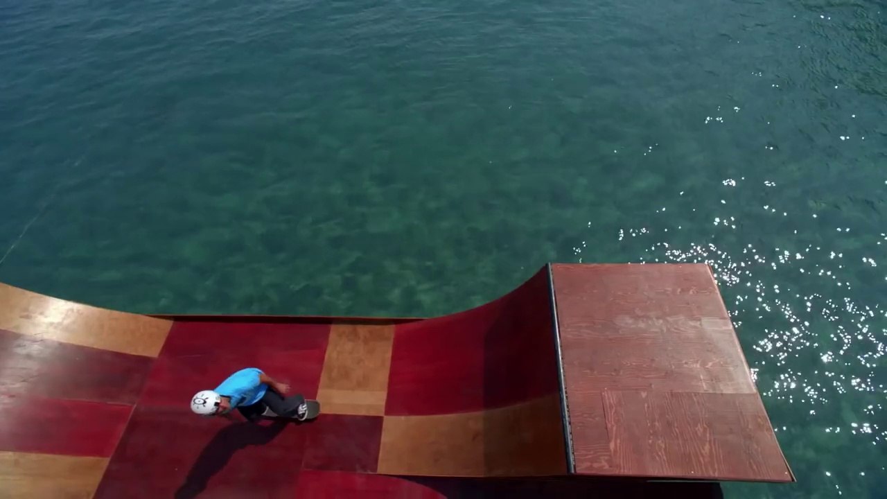Le Skate Park flottant de Bob Burnquists. Au milieu d'un lac!