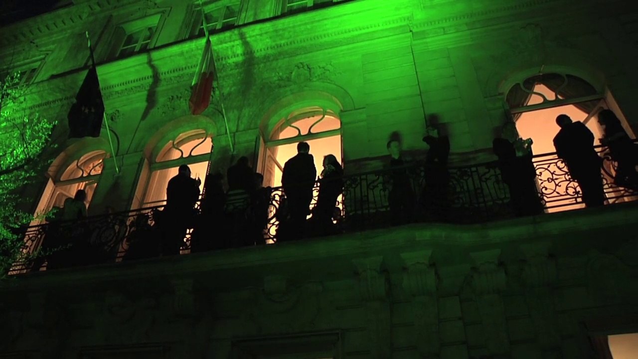 Illumination de l'ambassade d'Irlande à Paris