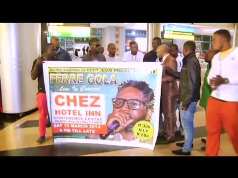Arrivée de Ferre Gola à Johannesburg pour son concert très contesté par les combattants