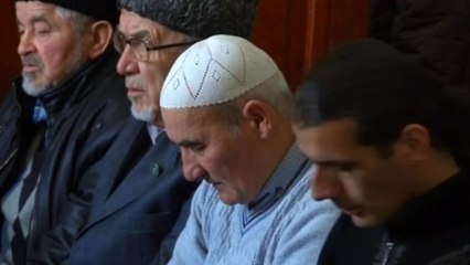 Crimean Tatars hold Friday prayers, pledge to boycott referendum