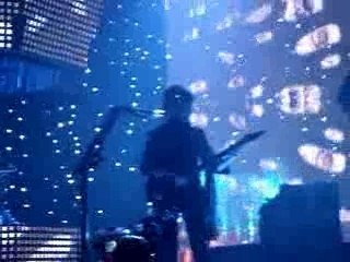 Muse - Invincible  (live Paris Bercy déc.2006)