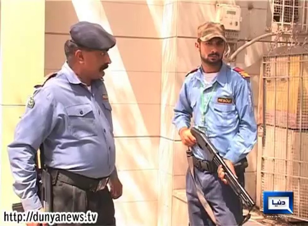 Dunya_News-Guard_foils_bank_robbery_by_forcing_intruders_out_of_the_bank