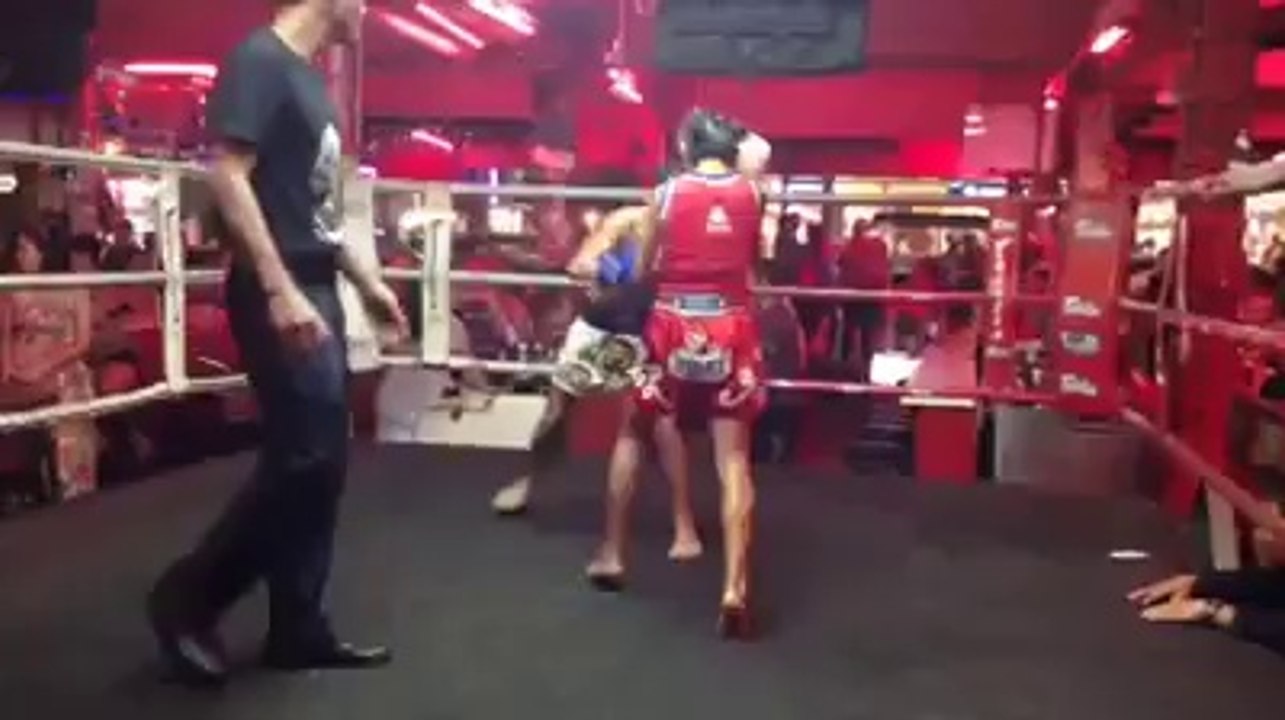 Boxe Thaï fight : girl Vs Guy... Girl wins!