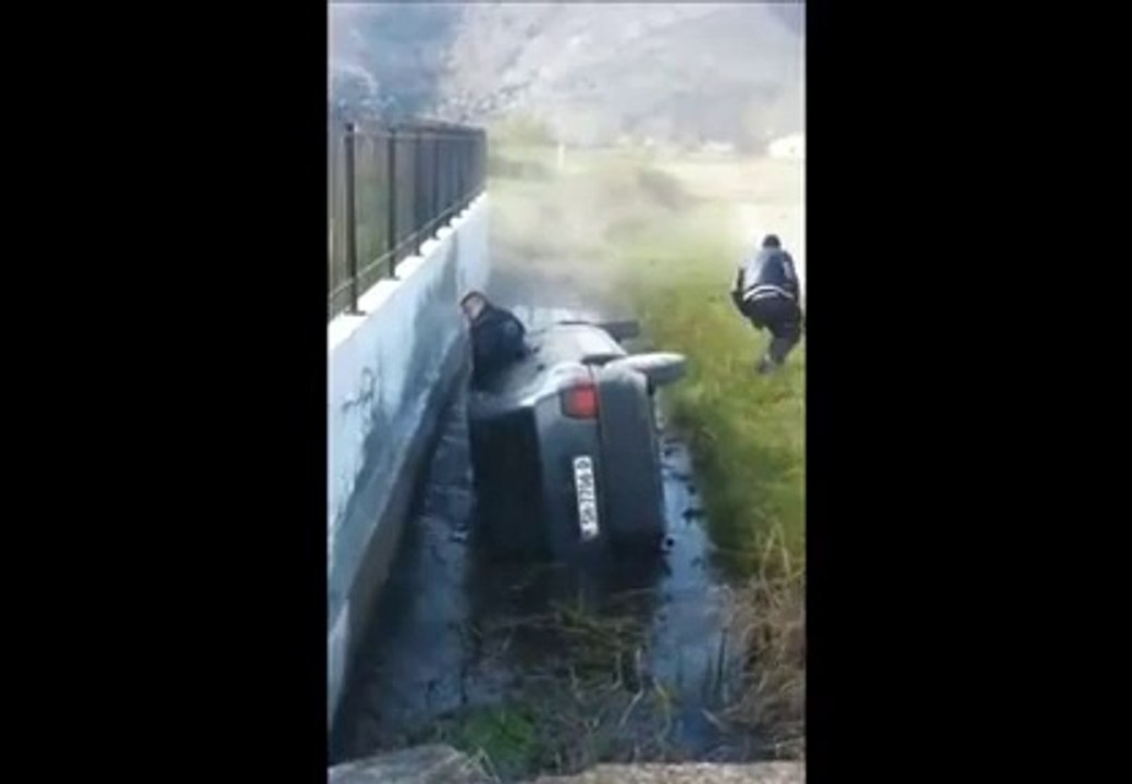 Finir sa route dans le fossé... plein d'eau : Gros fail en voiture!