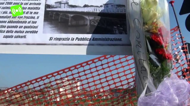 'Funeral Party' al ponte di via Coletti, cerimonia con fiori e manifesti funebri