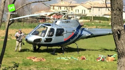Elicottero stende nuovi cavi elettrici a San Leo, l'operazione è spettacolare
