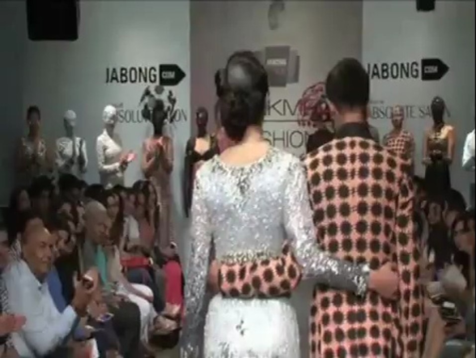 LFW: Maryam Zakaria sizzles in silver gown - IANS India Videos