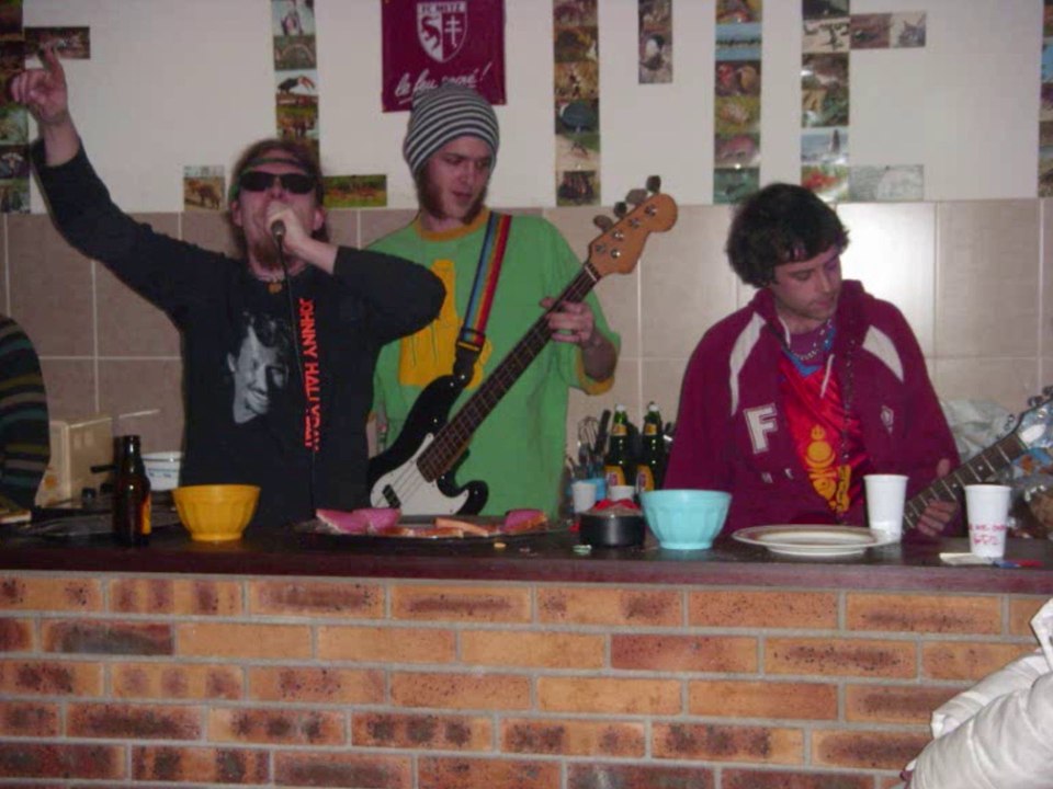 Hooligans Metz 1 - Viens boire un petit coup à la maison   HD