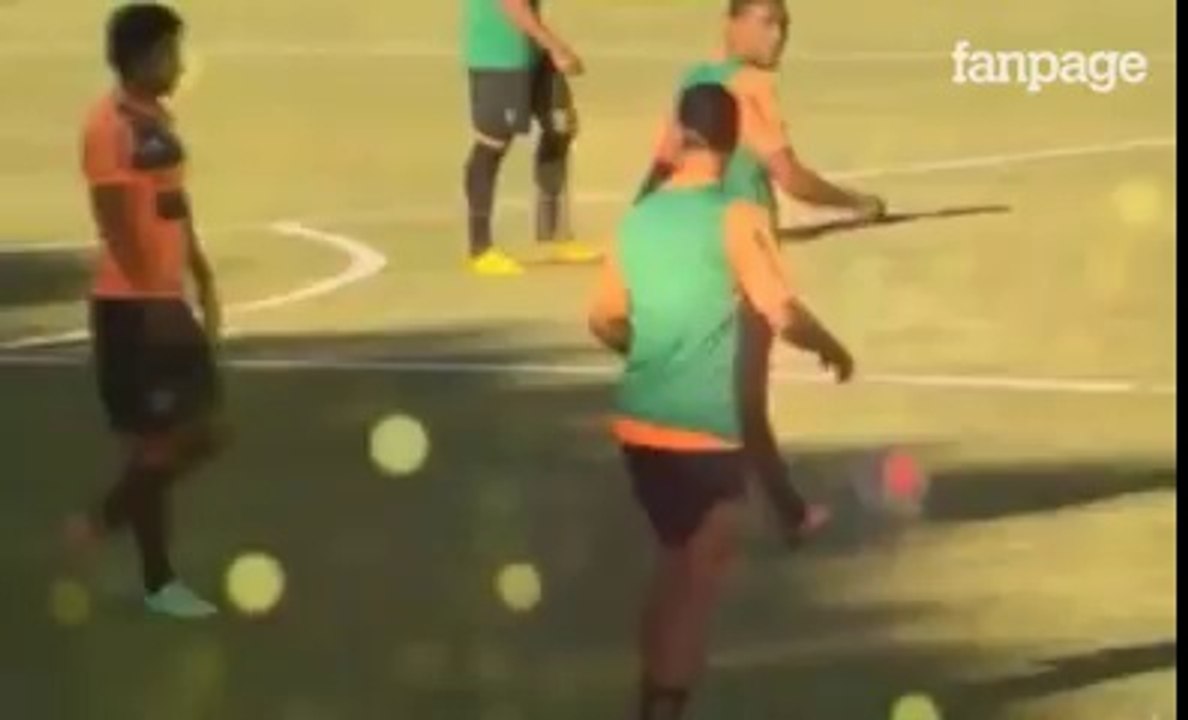 Ronaldinho, palla al piede in allenamento ed è subito spettacolo