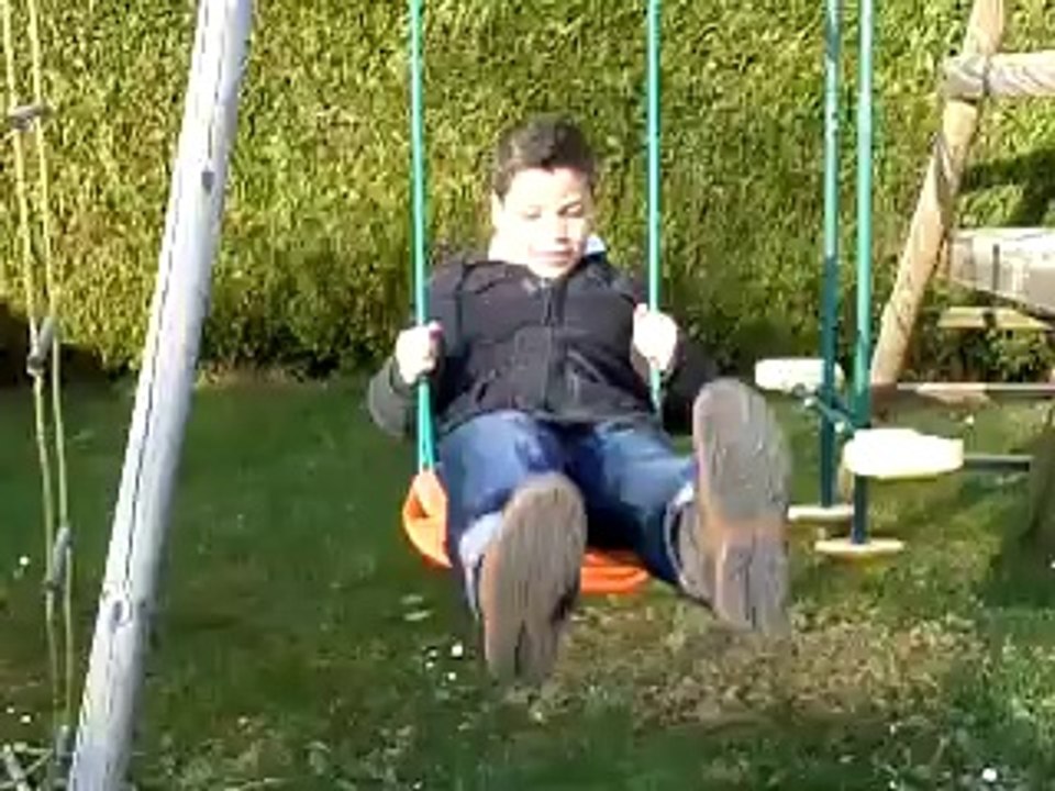 Alan à la balançoire