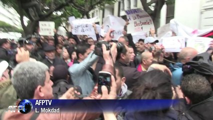 Des centaines d'Algériens manifestent contre Bouteflika