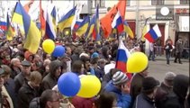 Manifestaciones en Moscú de apoyo a Ucrania y a Putin a un día del referéndum en Crimea