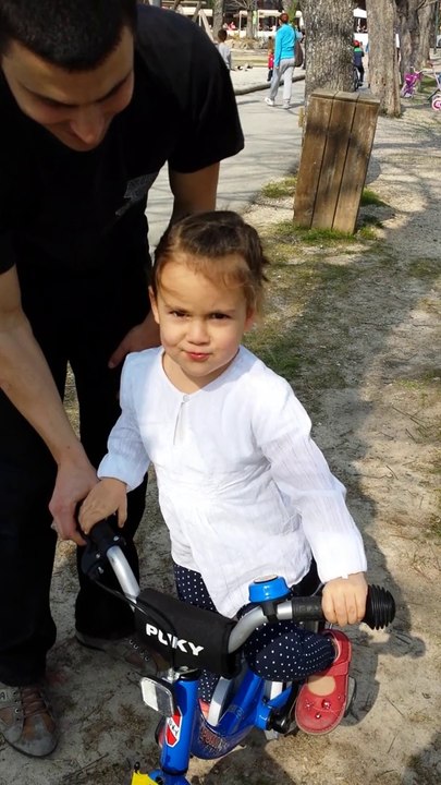 Amélie fait du vélo!!