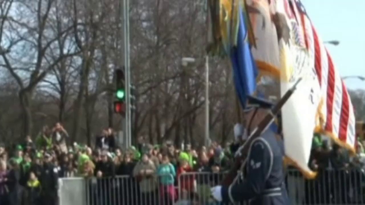 Chicago River goes green to celebrate St. Patri...