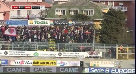 Η προεδρίνα πανηγυρίζει μαζί με τον σκόρερ της Λαντσάνο