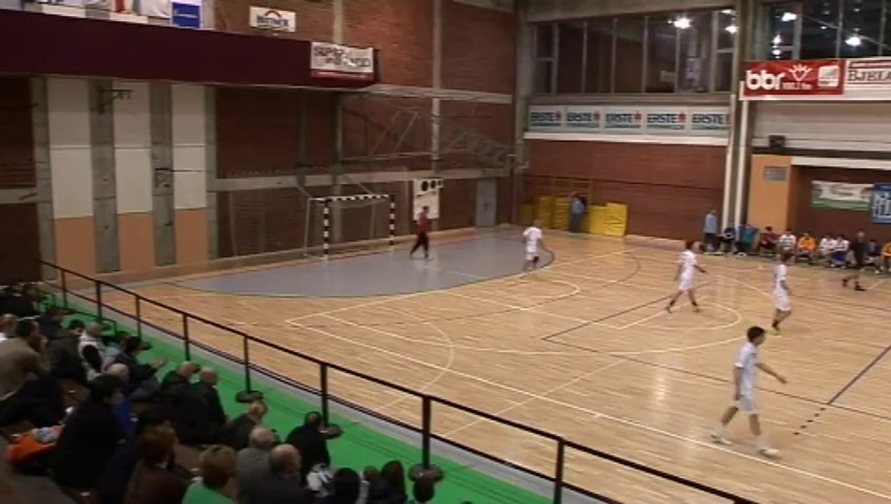Denis Tot marque un but du milieu du terrain / Championnat Croate Handball