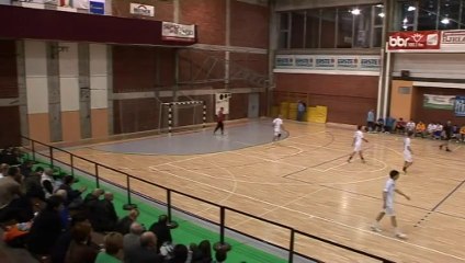Denis Tot marque un but du milieu du terrain / Championnat Croate Handball