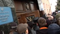 Pro-Russian protesters storm Donetsk prosecutor's office.