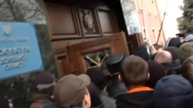 Pro-Russian protesters storm Donetsk prosecutor's office.