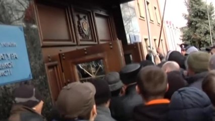 Pro-Russians smash in Prosecutor's office in Donetsk