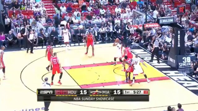 LeBron James monte au dunk sur Dwight Howard
