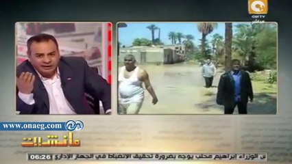 مسئول يتخلي عن ملابسه الرسمية لإنقاذ قرى البداري بأسيوط من السيول