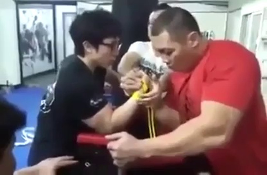 Crazy arm wrestling fight... Little guy Vs giant guy