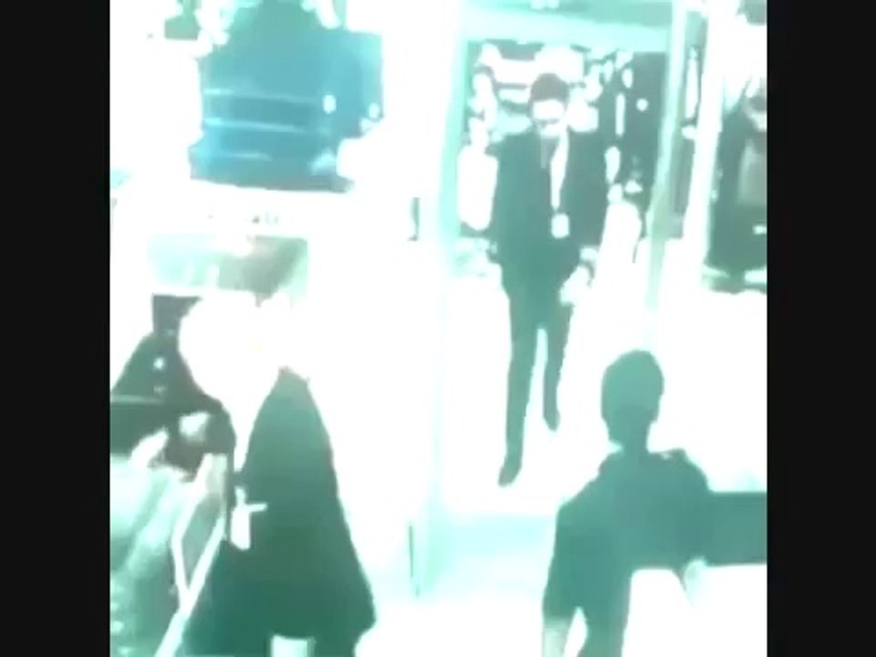 Rakaman_CCTV_Kapten_Zaharie_Shah_and_Co_Pilot_Fariq_Ab_Hamid_Sebelum_Berlepas