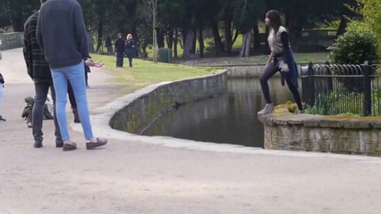 Une fille saute au-dessus de l'eau