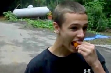 Dünyanın En Acı Biberini Yiyen Çocuk