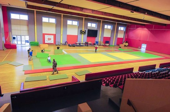 Installation du tatami au Coliseum d'Amiens le 28-02-2014