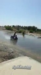 Drift à 360° en scooter sur une flaque d’eau !
