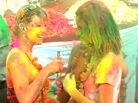 Индийцы празднуют приход весны