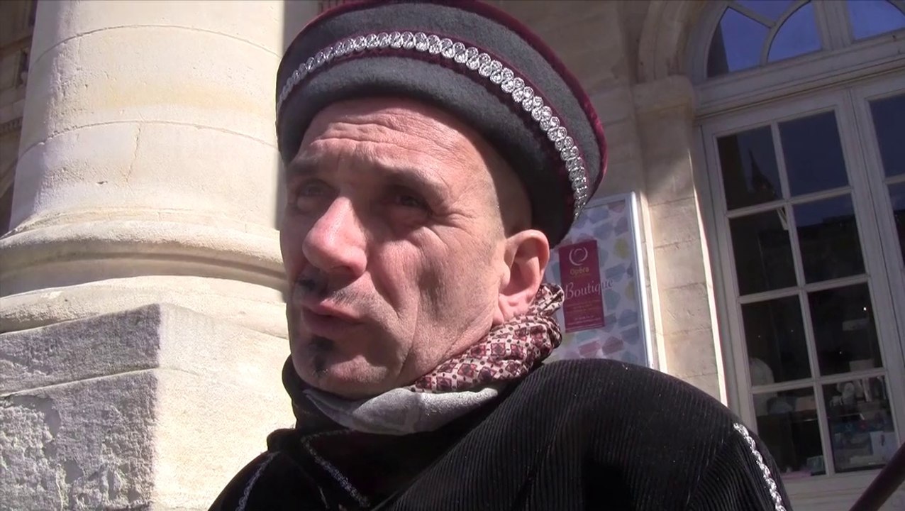 En rogne contre la statue de Chaban
