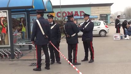 Tải video: Icaro tv. Freddato con 5 colpi di pistola nel parcheggio del Conad davanti a moglie e figlio