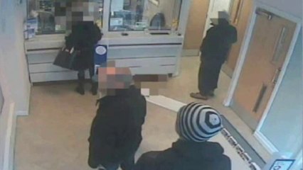 Robber uses handwritten note to steal cash