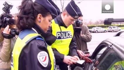 Parigi soffoca nello smog. Esecutivo impone le targhe alterne