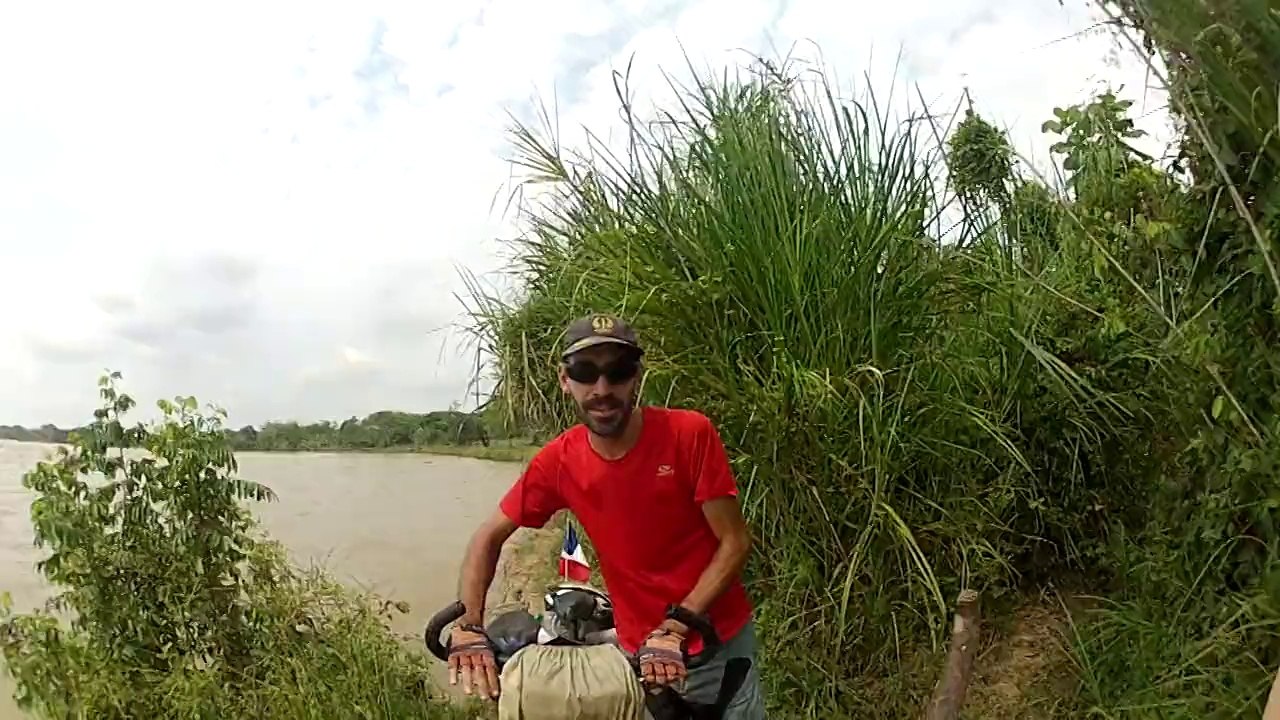 Le petit chemin au bord de la riviere