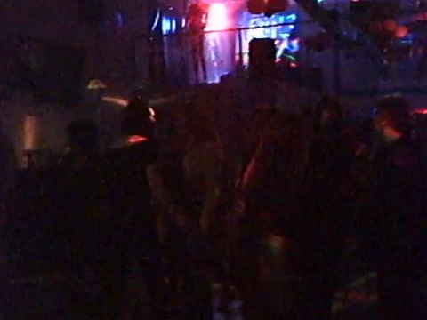 Fiesta en Sevilla con Maria y Hugo, Maria baila con todas