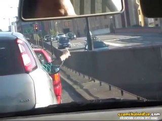 Yoğun Trafikte Sıkılıp Taş - Makas - Kağıt Oynayan Alakasız İnsanlar